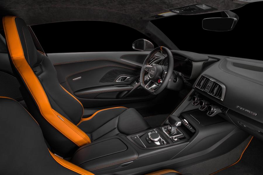 Интерьер Audi R8 V10 Plus Exclusive Edition 2016 года  (NA) (фото 9 из 10)